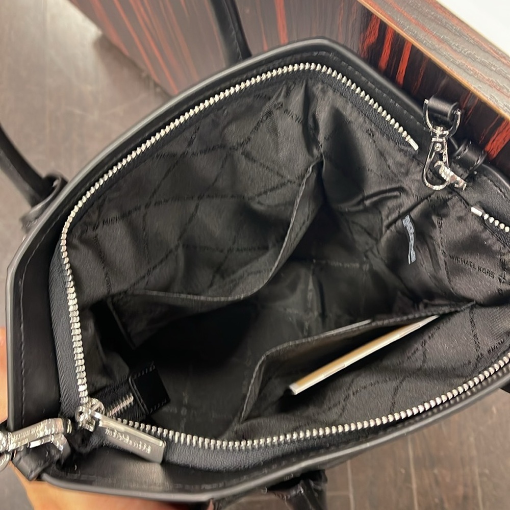 MICHAEL KORS
Avril Small Logo Top-Zip Satchel
COLOR BLACK
NWT - Picture 10 of 16
